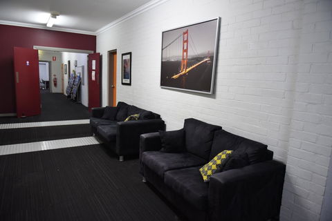 The Emperors Crown Hostel - Accommodation Burleigh 9