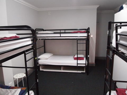 The Emperors Crown Hostel - Accommodation Burleigh 11