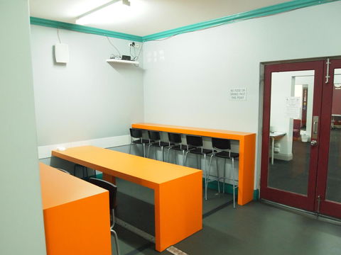 The Emperors Crown Hostel - Accommodation Burleigh 43