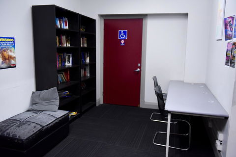 The Emperors Crown Hostel - Accommodation Burleigh 5