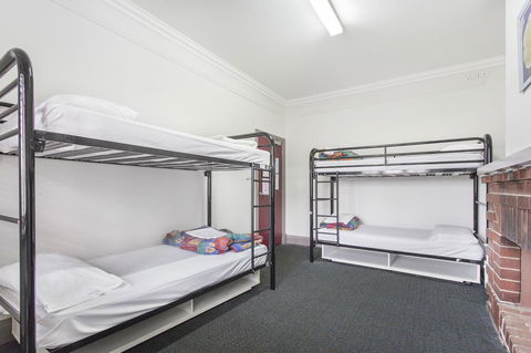 The Emperors Crown Hostel - Accommodation Burleigh 7