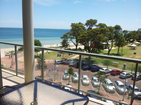 Boardwalk By The Beach - Accommodation Burleigh 3