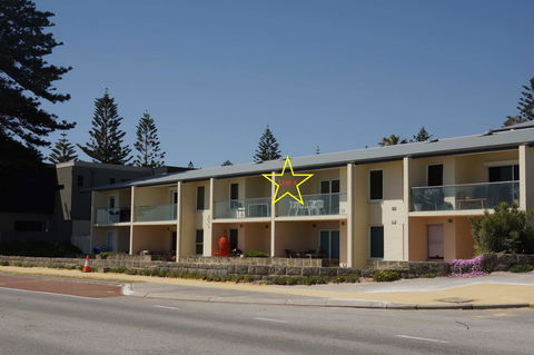 Cottesloe Beachfront Ocean View Apartment - Accommodation Burleigh 1