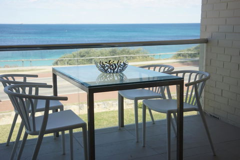 Cottesloe Beachfront Ocean View Apartment - Accommodation Burleigh 5