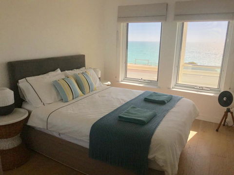 Cottesloe Beachfront Ocean View Apartment - Accommodation Burleigh 2