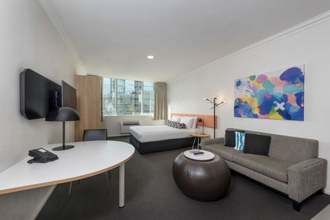 Oaks Perth Hotel - Accommodation Burleigh 0