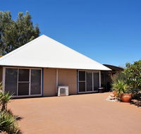 Osprey Holiday Village Unit 110 - Wake up to the birds in your 4 poster bed with a view - Accommodation Burleigh