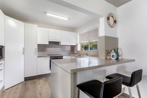 Laman Lodge, Unit 2, 15 Laman Street - Accommodation Burleigh 6