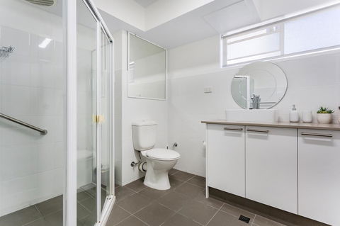 Laman Lodge, Unit 2, 15 Laman Street - Accommodation Burleigh 11