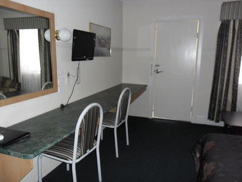 Ben Chifley Motor Inn - Accommodation Burleigh 40