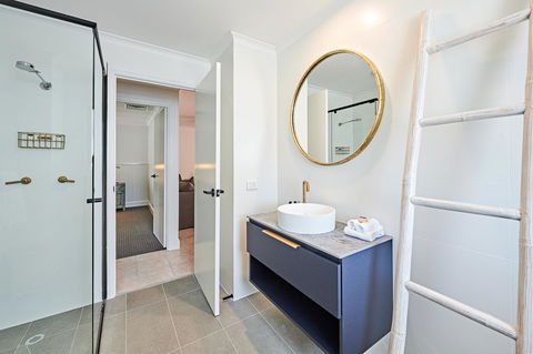 The Lord Byron - Accommodation Burleigh 17