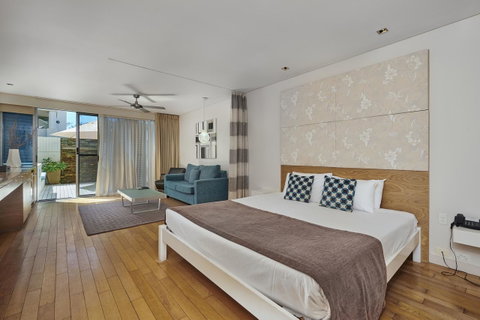 Waves Byron Bay - Accommodation Burleigh 42