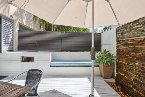 Waves Byron Bay - Accommodation Burleigh 37