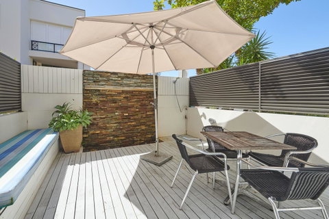 Waves Byron Bay - Accommodation Burleigh 38