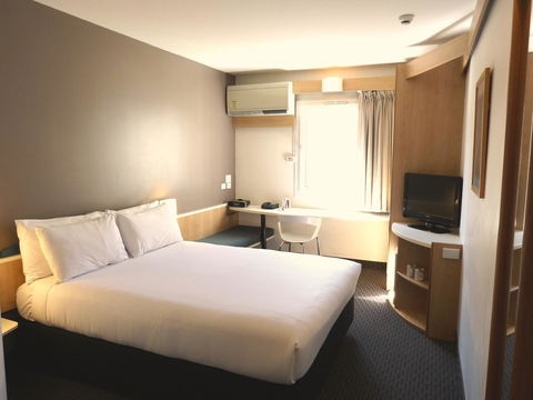 Ibis Thornleigh - Accommodation Burleigh 25