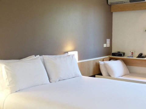 Ibis Thornleigh - Accommodation Burleigh 21