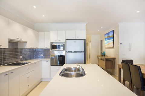 Beachfront 2 - Accommodation Burleigh 10