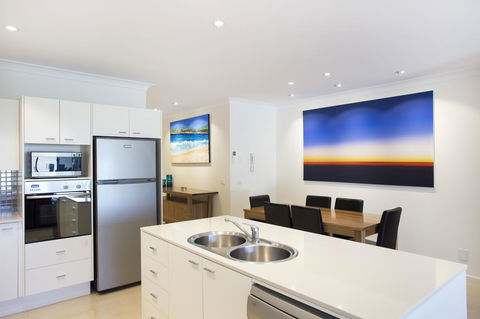 Beachfront 2 - Accommodation Burleigh 7