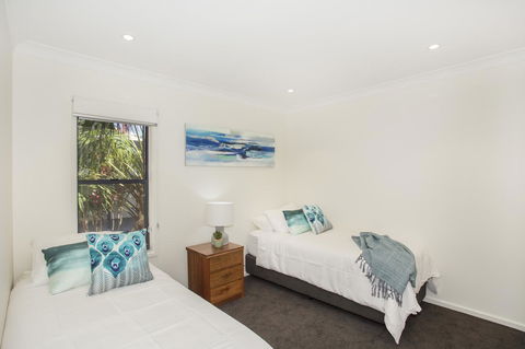 Beachfront 2 - Accommodation Burleigh 15