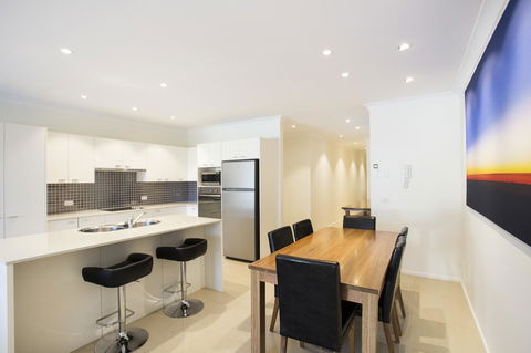 Beachfront 2 - Accommodation Burleigh 8