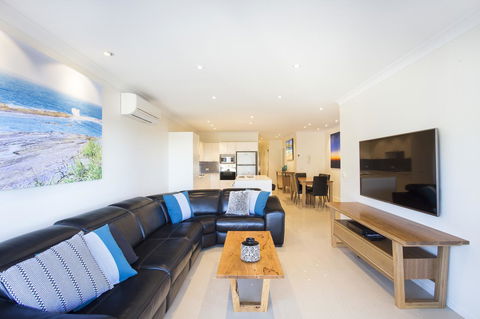 Beachfront 2 - Accommodation Burleigh 9