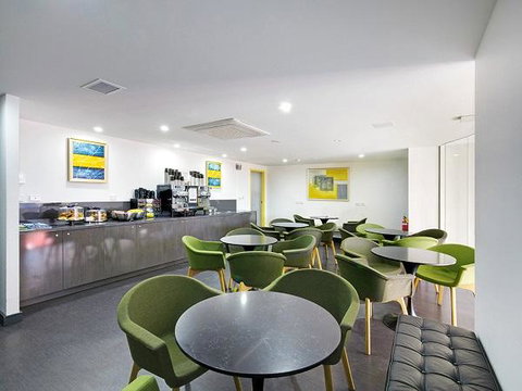 Value Suites Green Square - Accommodation Burleigh 7