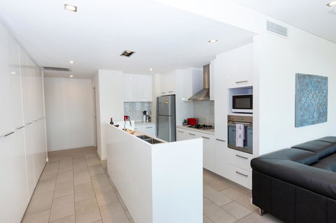 Brand New Executive Apartment - Accommodation Burleigh 4