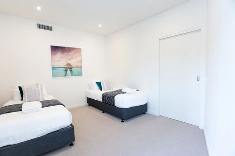Brand New Executive Apartment - Accommodation Burleigh 15