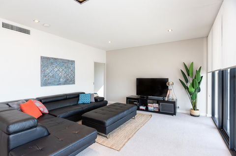 Brand New Executive Apartment - Accommodation Burleigh 22