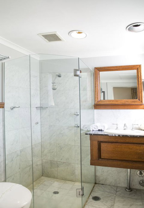 Royal Exhibition Hotel - Accommodation Burleigh 37
