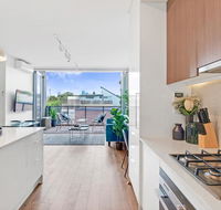 Large Light Luxe 3BDR 2BA Free Parking - walk to Sydney Uni and RPA - Accommodation Burleigh