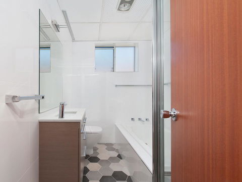 Victoria Parade, Kiah, Unit 10, 53 - Accommodation Burleigh 11
