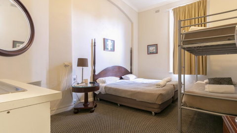 Woolbrokers Hotel - Accommodation Burleigh 28
