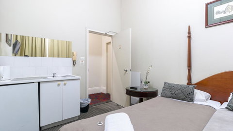 Woolbrokers Hotel - Accommodation Burleigh 44