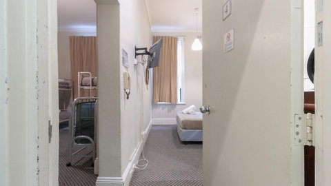 Woolbrokers Hotel - Accommodation Burleigh 8