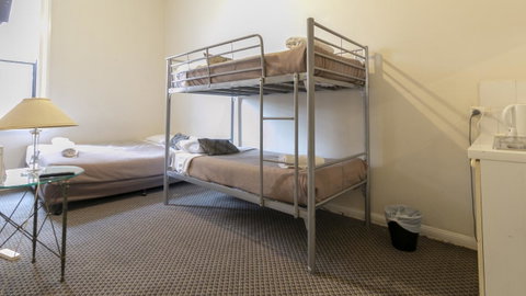 Woolbrokers Hotel - Accommodation Burleigh 27