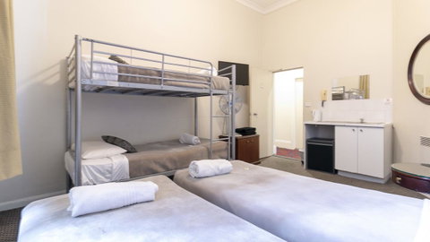 Woolbrokers Hotel - Accommodation Burleigh 16
