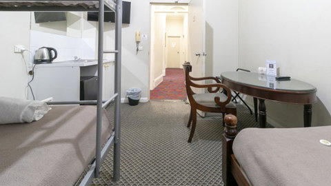 Woolbrokers Hotel - Accommodation Burleigh 12