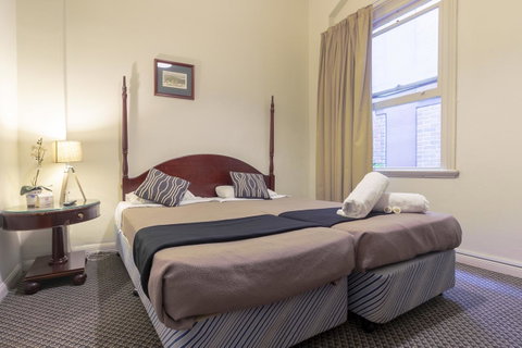 Woolbrokers Hotel - Accommodation Burleigh 33