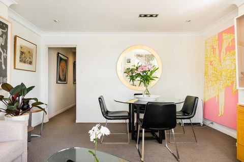 Waterfront Apartment Brimming With Inspirational Artwork - Accommodation Burleigh 12