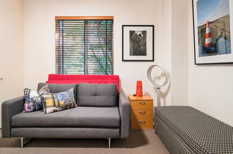 Waterfront Apartment Brimming With Inspirational Artwork - Accommodation Burleigh 14