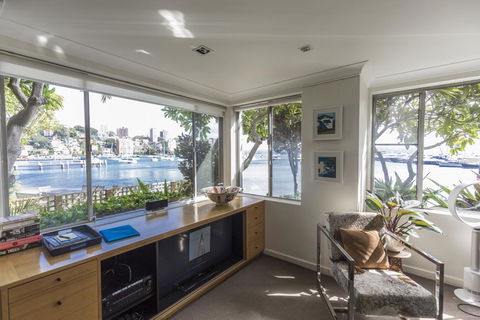 Waterfront Apartment Brimming With Inspirational Artwork - Accommodation Burleigh 6