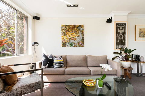 Waterfront Apartment Brimming With Inspirational Artwork - Accommodation Burleigh 19