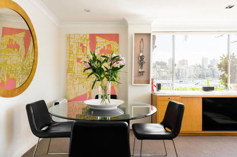 Waterfront Apartment Brimming With Inspirational Artwork - Accommodation Burleigh 21