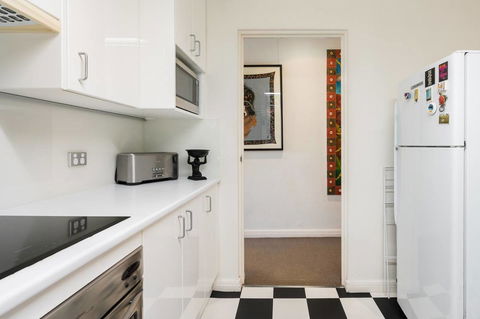 Waterfront Apartment Brimming With Inspirational Artwork - Accommodation Burleigh 27