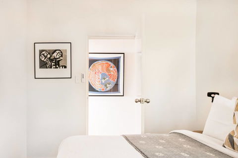 Waterfront Apartment Brimming With Inspirational Artwork - Accommodation Burleigh 29