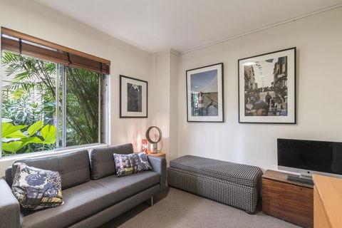 Waterfront Apartment Brimming With Inspirational Artwork - Accommodation Burleigh 3