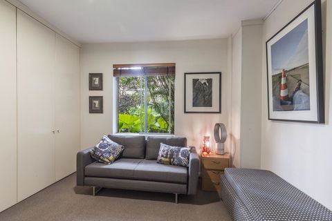 Waterfront Apartment Brimming With Inspirational Artwork - Accommodation Burleigh 4