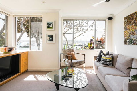 Waterfront Apartment Brimming With Inspirational Artwork - Accommodation Burleigh 0
