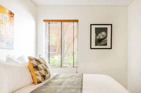 Waterfront Apartment Brimming With Inspirational Artwork - Accommodation Burleigh 18